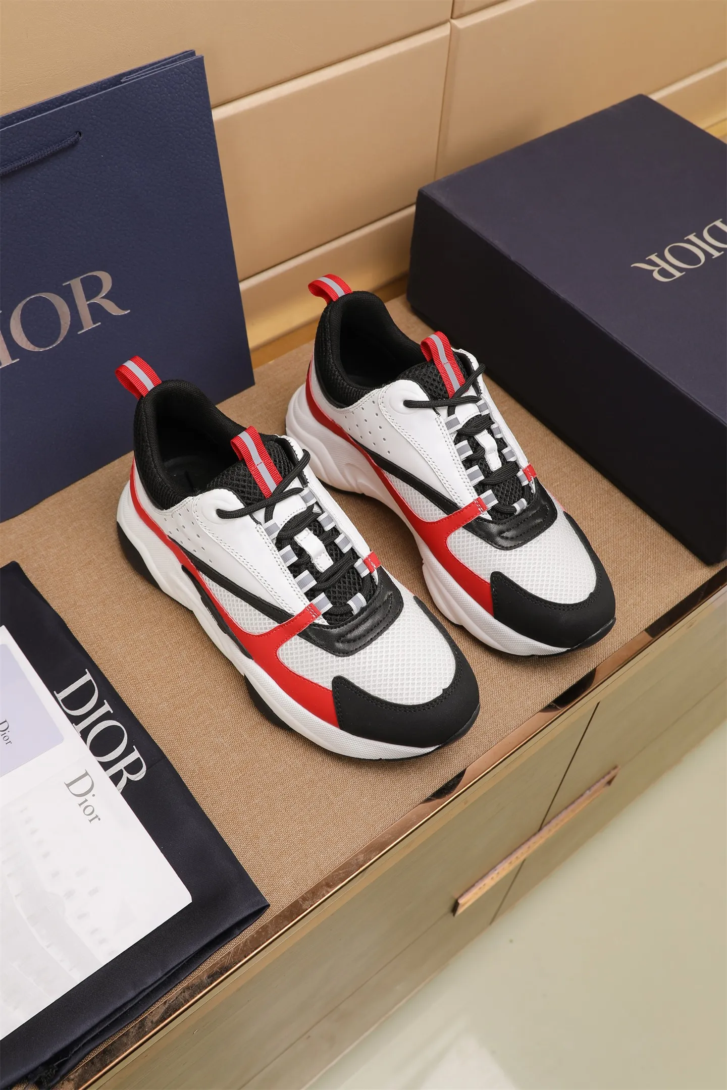 Factory price: 460💰Dior’s top version of D’s b22 men’s sports shoes. Inspired by retro running styles, the chunky low-top silhouette features gray calf leather and blue and white mesh fabric uppers, atop a black, white and blue engraved rubber sole. Nylon ribbon accents the blue mesh tongue and heel counter, and a "dio~" logo appears on the side. Pair it with a suit for a striking contrast and add a sportswear-chic edge to your look. The thick sole can be about 4cm~ Size: 38-45, [46, 47 customized]
